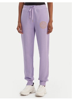 Versace Jeans Couture Spodnie dresowe 80HAAT02 CF01T Fioletowy Regular Fit ze sklepu MODIVO w kategorii Spodnie damskie - zdjęcie 188048389