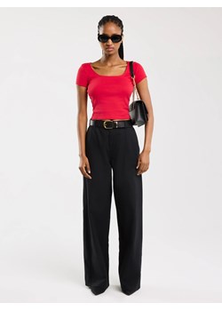 Koszulka damska slim z dekoltem caro czerwona Missa 603 ze sklepu Big Star w kategorii Bluzki damskie - zdjęcie 188049485