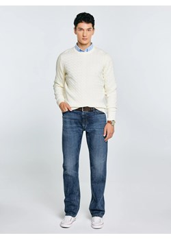 Sweter męski ze splotem warkoczowym i haftem kremowy Niser 100 ze sklepu Big Star w kategorii Swetry męskie - zdjęcie 188049589