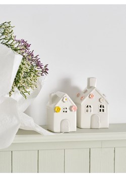 Sinsay - Ceramiczny świecznik dekoracyjny w kształcie domku z kwiatowym motywem - kremowy ze sklepu Sinsay w kategorii Świeczniki - zdjęcie 188050245