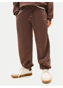 Tommy Hilfiger Spodnie dresowe Mini Corp KS0KS00662 Brązowy Regular Fit ze sklepu MODIVO w kategorii Spodnie dziewczęce - zdjęcie 188057995
