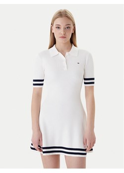 Tommy Jeans Sukienka dzianinowa DW0DW22106 Écru Slim Fit ze sklepu MODIVO w kategorii Sukienki - zdjęcie 188058035