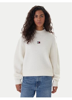 Tommy Jeans Golf Badge DW0DW22109 Écru Relaxed Fit ze sklepu MODIVO w kategorii Swetry damskie - zdjęcie 188058189