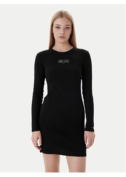 Tommy Jeans Sukienka codzienna Linear DW0DW21902 Czarny Slim Fit ze sklepu MODIVO w kategorii Sukienki - zdjęcie 188058216