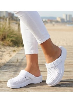 Wodoodporne białe kryte klapki damskie /F3-1 15545 S189/ ze sklepu Pantofelek24.pl w kategorii Klapki damskie - zdjęcie 188059466