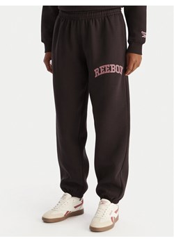 Reebok Spodnie dresowe Marvs RK25165CCW Brązowy Regular Fit ze sklepu MODIVO w kategorii Spodnie damskie - zdjęcie 188059768