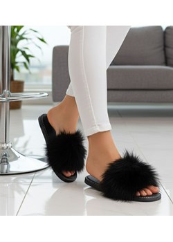 Czarne klapki z efektownym futerkiem /D5-1 2831 S197/ ze sklepu Pantofelek24.pl w kategorii Klapki damskie - zdjęcie 188060928