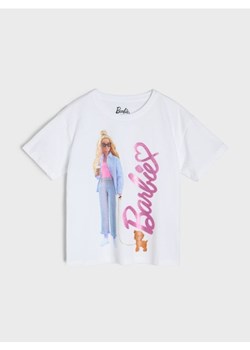 Sinsay - Bawełniana koszulka z nadrukiem Barbie - biały ze sklepu Sinsay w kategorii Bluzki dziewczęce - zdjęcie 188064007