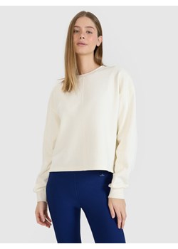 Damska bluza dresowa nierozpinana bez kaptura 4F 4FWSS25TSWSF1543 - biała ze sklepu Sportstylestory.com w kategorii Bluzy damskie - zdjęcie 188064187