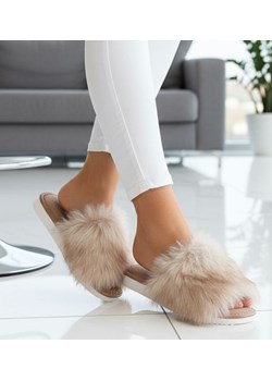 Beżowe damskie klapki z kudłatym futerkiem Premium /G8-1 11405 S292/ ze sklepu Pantofelek24.pl w kategorii Klapki damskie - zdjęcie 188065075