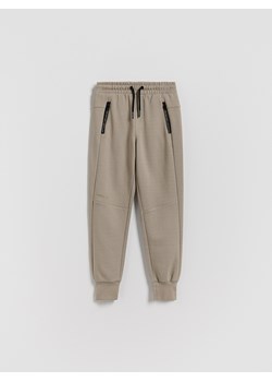Reserved - Bawełniane spodnie jogger - beżowy ze sklepu Reserved w kategorii Spodnie chłopięce - zdjęcie 188067645