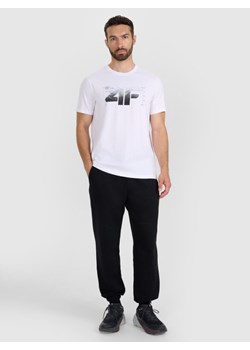 Męskie spodnie dresowe joggery 4F 4FWAW25TTROM1211 - czarne ze sklepu Sportstylestory.com w kategorii Spodnie męskie - zdjęcie 188069208