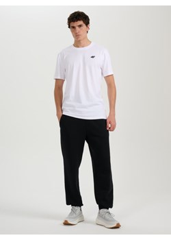 Męski t-shirt bez nadruku 4F 4FRMM00TTSHM3250 - biały ze sklepu Sportstylestory.com w kategorii T-shirty męskie - zdjęcie 188069415