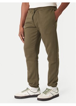 Tommy Jeans Spodnie dresowe DM0DM20473 Khaki Regular Fit ze sklepu MODIVO w kategorii Spodnie męskie - zdjęcie 188074426