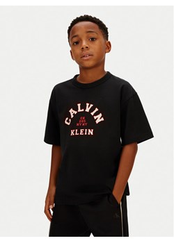 Calvin Klein Jeans T-Shirt Varsity Graphic IB0IB02637 Czarny Regular Fit ze sklepu MODIVO w kategorii T-shirty chłopięce - zdjęcie 188074627