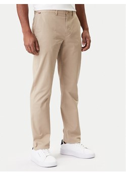 Tommy Hilfiger Chinosy Core Denton MW0MW41993 Beżowy Regular Fit ze sklepu MODIVO w kategorii Spodnie męskie - zdjęcie 188074676