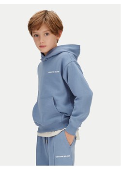 Calvin Klein Jeans Bluza IB0IB02618 Niebieski Relaxed Fit ze sklepu MODIVO w kategorii Bluzy chłopięce - zdjęcie 188074717