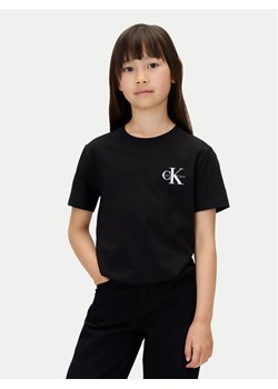 Calvin Klein Jeans T-Shirt Chest Monologo IU0IU00719 Czarny Regular Fit ze sklepu MODIVO w kategorii Bluzki dziewczęce - zdjęcie 188074768