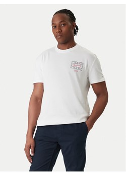 Tommy Jeans T-Shirt DM0DM22319 Écru Regular Fit ze sklepu MODIVO w kategorii T-shirty męskie - zdjęcie 188075116