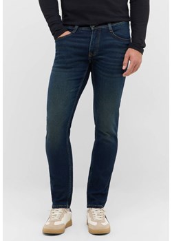 Męskie Spodnie jeansowe Mustang Style Oregon Slim Denim Blue 1016802 5000 903 ze sklepu YouNeedit.pl w kategorii Jeansy męskie - zdjęcie 188078836