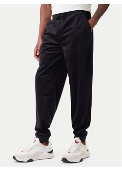 Guess Spodnie dresowe Z6RB14 KD612 Czarny Regular Fit ze sklepu MODIVO w kategorii Spodnie męskie - zdjęcie 188081365