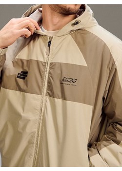 Sinsay - Wodoodporna kurtka color block z kapturem - kremowy ze sklepu Sinsay w kategorii Kurtki męskie - zdjęcie 188083186