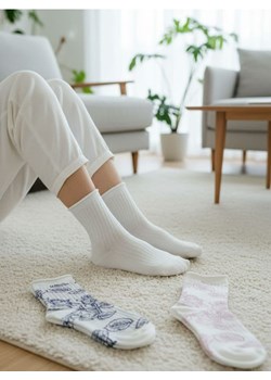 Sinsay - Zestaw wysokich skarpetek z kwiatowym motywem 3 pack - biały ze sklepu Sinsay w kategorii Skarpetki damskie - zdjęcie 188083359