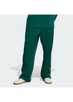 adidas Spodnie dresowe adicolor KE3497 Zielony Loose Fit ze sklepu MODIVO w kategorii Spodnie męskie - zdjęcie 188083447