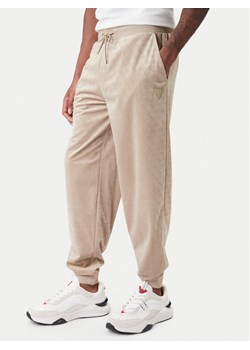 Guess Spodnie dresowe Z6RB14 KD612 Beżowy Regular Fit ze sklepu MODIVO w kategorii Spodnie męskie - zdjęcie 188083469