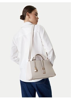 Guess Torebka Carrie HWVG98 96060 Écru ze sklepu MODIVO w kategorii Kuferki - zdjęcie 188088389
