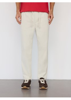 Reserved - Sztruksowe spodnie jogger - złamana biel ze sklepu Reserved w kategorii Spodnie męskie - zdjęcie 188090697