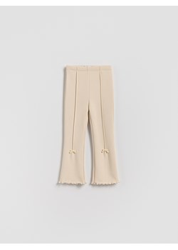 Reserved - Ocieplane spodnie flare - kremowy ze sklepu Reserved w kategorii Spodnie dziewczęce - zdjęcie 188091517