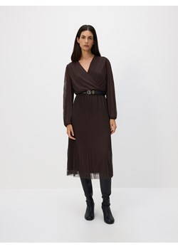 Reserved - Plisowana sukienka z paskiem - ciemnobrązowy ze sklepu Reserved w kategorii Sukienki - zdjęcie 188091607