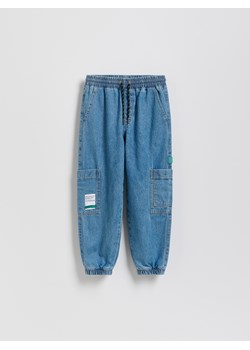Reserved - Jeansowe joggery - niebieski ze sklepu Reserved w kategorii Spodnie chłopięce - zdjęcie 188092987