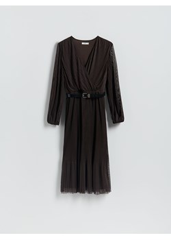 Reserved - Plisowana sukienka z paskiem - ciemnobrązowy ze sklepu Reserved w kategorii Sukienki - zdjęcie 188093987