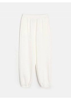 Sinsay - Spodnie dresowe jogger scuba z domieszką wiskozy - kremowy ze sklepu Sinsay w kategorii Spodnie damskie - zdjęcie 188094518