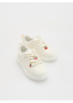 Reserved - Trampki z imitacji skóry - kremowy ze sklepu Reserved w kategorii Trampki dziecięce - zdjęcie 188098008