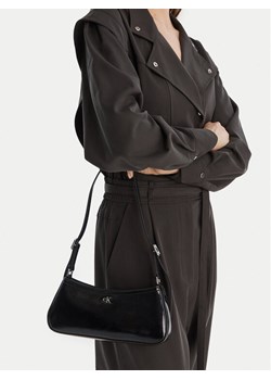 Torebka Calvin Klein Ck Metallic Small Shoulder Bag LV04F3304G Czarny ze sklepu eobuwie.pl w kategorii Torebki bagietki - zdjęcie 188098405