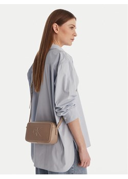 Calvin Klein Torebka Bold Ck Camera Bag LV04F3220G Beżowy ze sklepu MODIVO w kategorii Listonoszki - zdjęcie 188098489