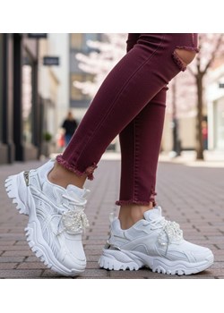 Białe sportowe buty z perełkami /C5-3 17316 T641/ ze sklepu Pantofelek24.pl w kategorii Buty sportowe damskie - zdjęcie 188101007
