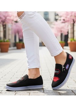 Zamszowe trampki slip on z ustami /E10-3 8422 S192/ ze sklepu Pantofelek24.pl w kategorii Trampki damskie - zdjęcie 188102197