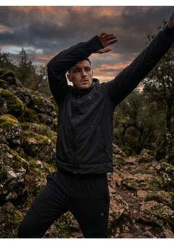 Sinsay - Lekka kurtka wiatrówka z kapturem - czarny ze sklepu Sinsay w kategorii Kurtki męskie - zdjęcie 188103215