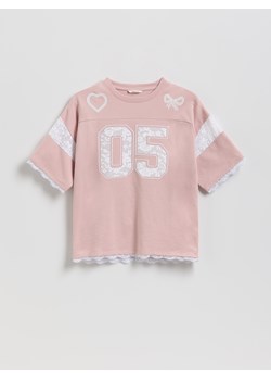 Reserved - T-shirt z koronkowym zdobieniem - różowy ze sklepu Reserved w kategorii Bluzki dziewczęce - zdjęcie 188103716