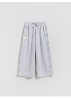 Reserved - Spodnie dresowe SmileyWorld® - jasnoszary ze sklepu Reserved w kategorii Spodnie dziewczęce - zdjęcie 188103838