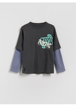 Reserved - Koszulka longsleeve z nadrukiem - ciemnoszary ze sklepu Reserved w kategorii Bluzy chłopięce - zdjęcie 188104196