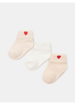 Sinsay - Skarpetki niemowlęce z ozdobnym haftowanym sercem 3 pack - kremowy ze sklepu Sinsay w kategorii Skarpetki dziecięce - zdjęcie 188104799