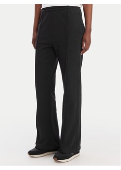 Calvin Klein Jeans Spodnie dresowe Archive Logo LV047B240G Czarny Regular Fit ze sklepu MODIVO w kategorii Spodnie damskie - zdjęcie 188109096