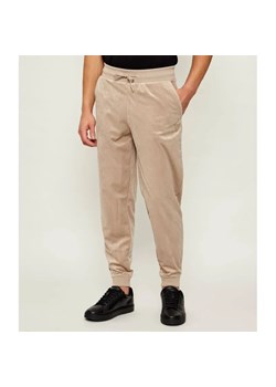 GUESS ACTIVE Spodnie dresowe COCHISE | Regular Fit ze sklepu Gomez Fashion Store w kategorii Spodnie męskie - zdjęcie 188109827