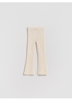 Reserved - Dzianinowe spodnie flare - kremowy ze sklepu Reserved w kategorii Bluzy dziewczęce - zdjęcie 188110975