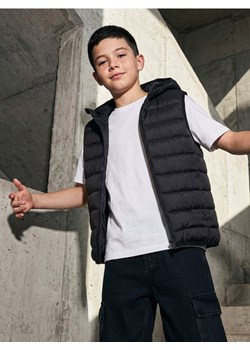 Sinsay - Pikowana kamizelka puffer z kapturem - czarny ze sklepu Sinsay w kategorii Kamizelki chłopięce - zdjęcie 188111908
